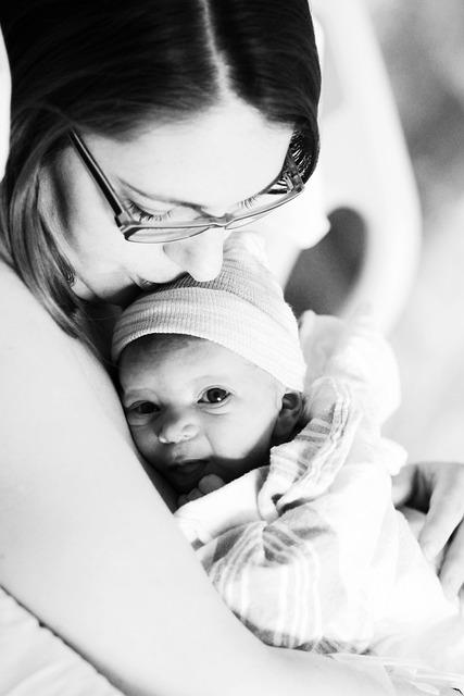 Porod a mateřství: Jak se samice starají o mláďata
